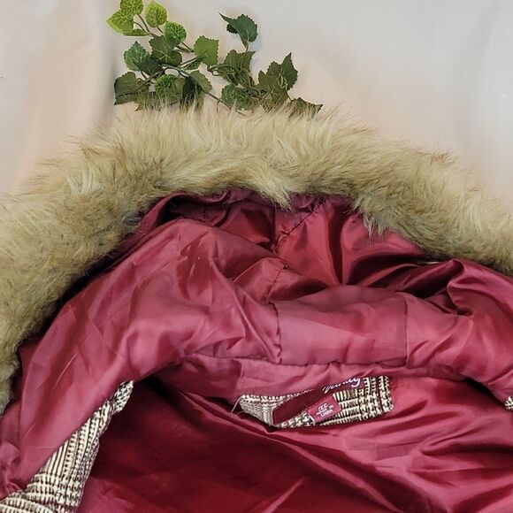 Vanity. Beautiful Vest. Size XL. Faux Fur Hood. Like New! - Picture 7 of 11